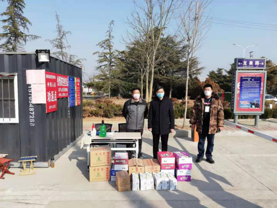 bevictor伟德集团党员干部到社区报到,积极参加“到一线•肩并肩•战疫情”专项行动461.jpg